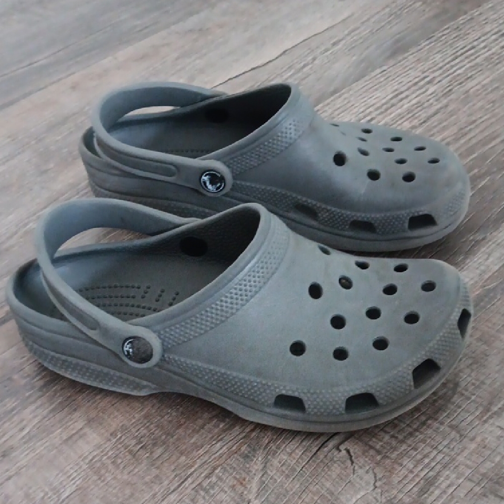 CROCS Size 8 Womens